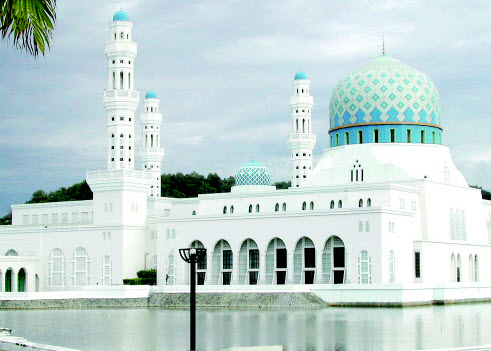 مسجد كوتا كينابالو.. تحفة معمارية بطابع ماليزي